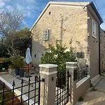 بيت للعطل Sundial Stone House *